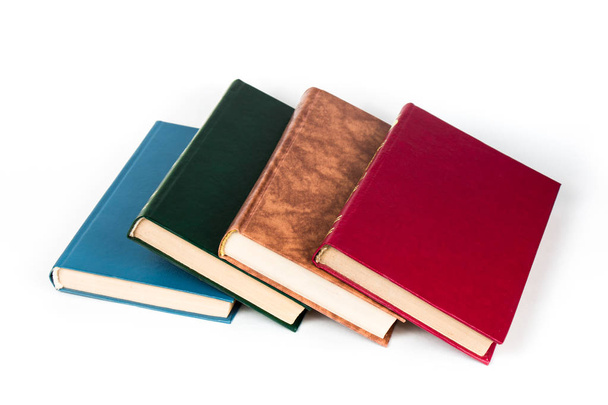 mehrfarbige Bücher liegen chaotisch isoliert auf weißem Hintergrund - Foto, Bild