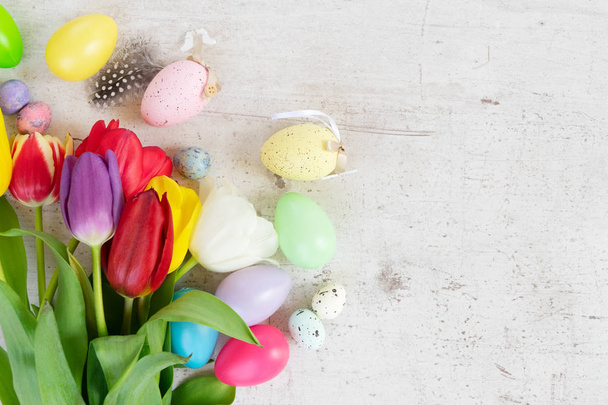 Easter colored eggs with tulips - Foto, Imagen