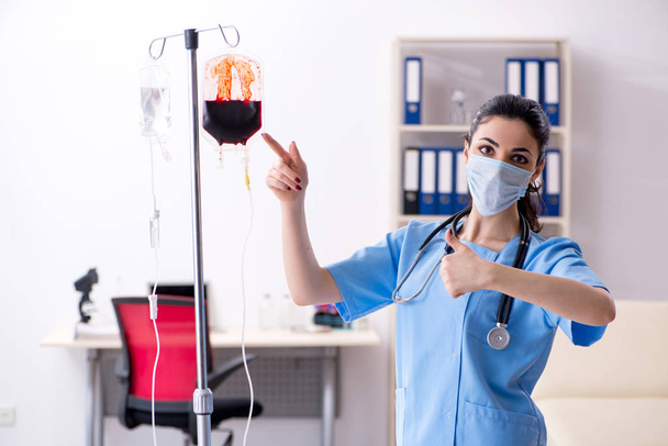 Doctora joven en concepto de infusión  - Foto, Imagen