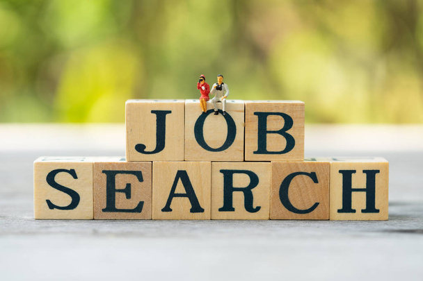 Miniatuur mensen, recruiters op houten woord blok "Job Search".  - Foto, afbeelding