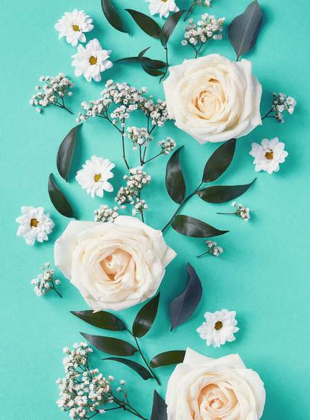 schöne weiße Blumen Komposition auf blauem Hintergrund - Foto, Bild