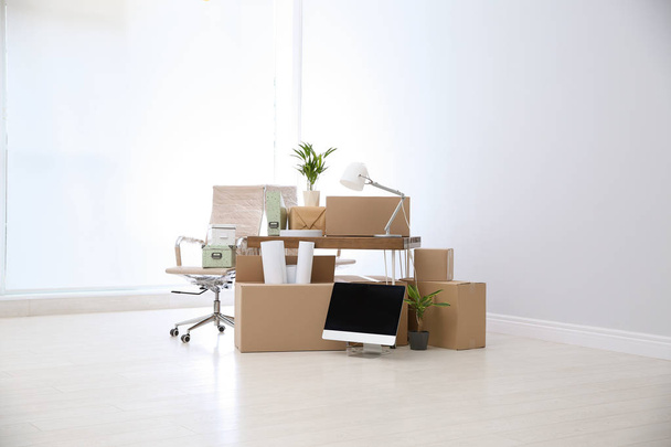 Moving boxes and furniture in new office - Foto, Imagem