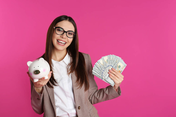 Businesswoman with money and piggy bank on color background. Space for text - Foto, Imagen
