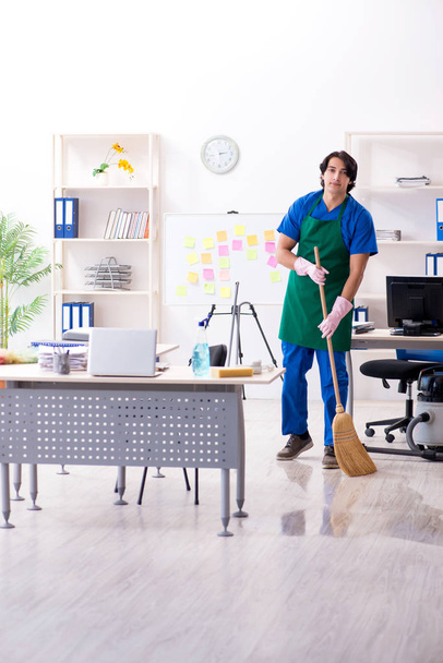 Masculino bonito profissional de limpeza trabalhando no escritório  - Foto, Imagem