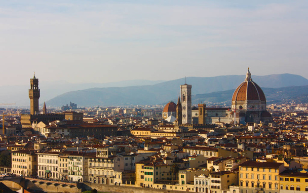 Panorama der Dächer der Stadt Florenz, der Hauptstadt der Toskana, von der Spitze eines kleinen Hügels aus gesehen. - Foto, Bild