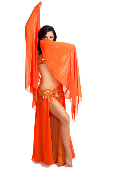 φορώντας ένα πορτοκαλί φορεσιά εξωτική χορεύτρια της κοιλιάς - Φωτογραφία, εικόνα