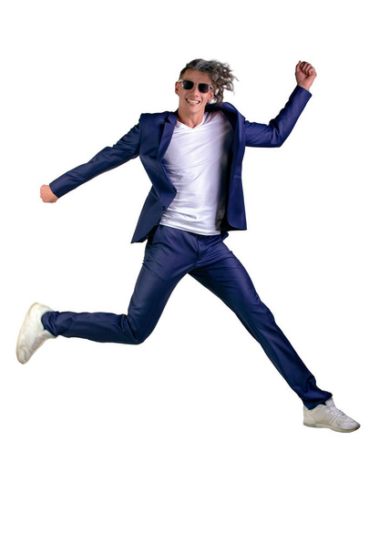 Homem de aparência inteligente confiante rindo e pulando, desfrutando de seu sucesso - Vestindo chicote, isolado em fundo branco - Riso real, salto real
... - Foto, Imagem