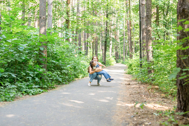 Nature, amusement et concept familial - Mère et enfant marchent en forêt et jouent
 - Photo, image