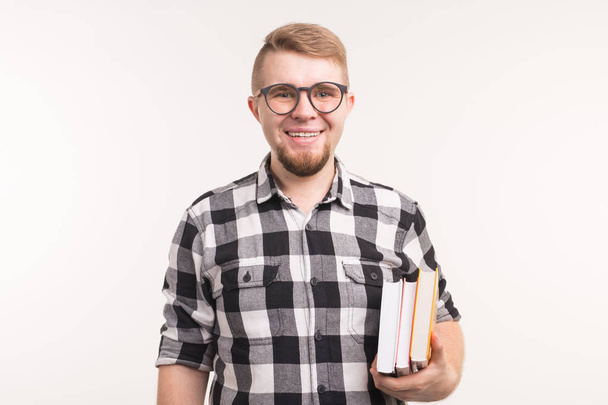 Mensen, kennis en onderwijs concept - portret van gelukkig man houden boeken in zijn handen - Foto, afbeelding