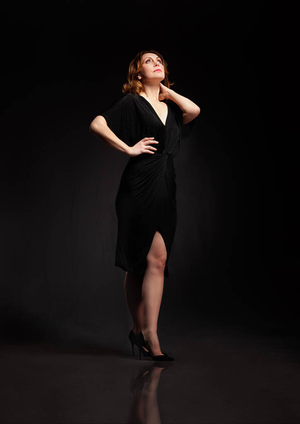 Retrato de alta moda de mujer elegante en vestido largo negro. - Foto, imagen