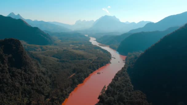 Letecká anténa: letí přes řeku Nam au, Nong Khiaw Muang ngoi Laos, západ slunce dramatická, malebná horská krajina, slavná cesta do jihovýchodní Asie. Oranžový vzhled - Záběry, video