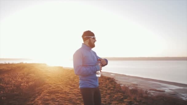 Genç erkek Trail Runner eğitim açık havada  - Video, Çekim