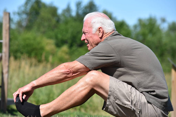 Army Senior Male Veteran Stretching - Foto, Bild