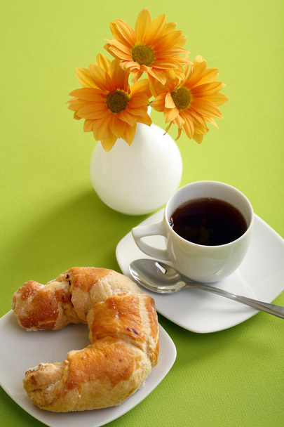 Concept petit déjeuner avec café et croissant
 - Photo, image