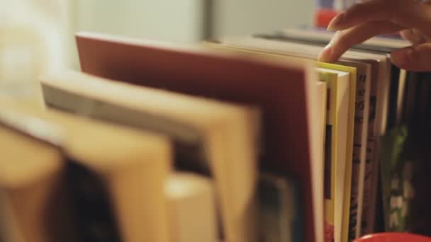 giovane donna scegliere libri su scaffale
 - Filmati, video