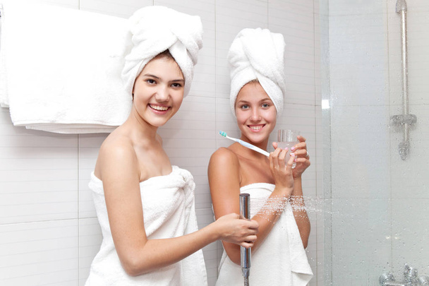 Jeunes belles filles dans la salle de bain sont prêts à prendre une douche
 - Photo, image