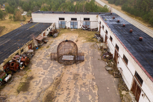 Vue par drone d'une ancienne usine abandonnée dans un paysage rural
. - Photo, image