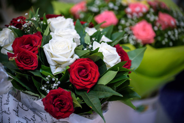Güzel pembe güller kırmızı beyaz birlikte çiçek buketi. - Fotoğraf, Görsel