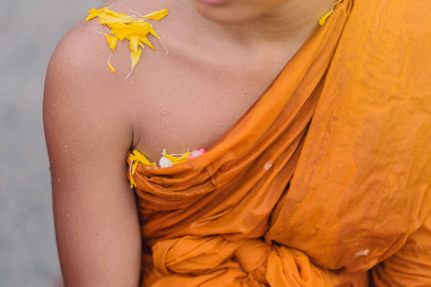 Ludzie, wylewanie wody daje błogosławieństwo i mnich buddyjski  - Zdjęcie, obraz