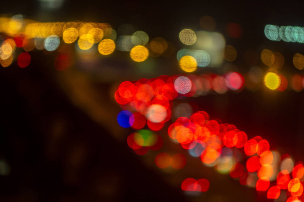 şehirde yol üzerinde akşam trafik sıkışıklığı bokeh bulanıklaştırma, gece sahnesi., bulanıklık görüntüleri odak değil - Fotoğraf, Görsel