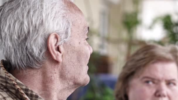 Mutlu Senior yaşlı çift yakın yukarı yavaş hareket video - Video, Çekim