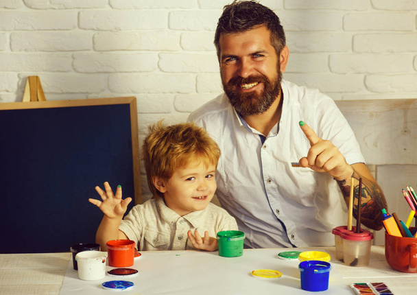 赤ん坊と父。あなたの指で描画します。家族と共に、家庭教育。子供のための開発。子供のコンセプト. - 写真・画像