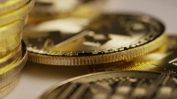 Drehschuss von Bitcoins digitale Kryptowährung - Bitcoin Monero - Filmmaterial, Video