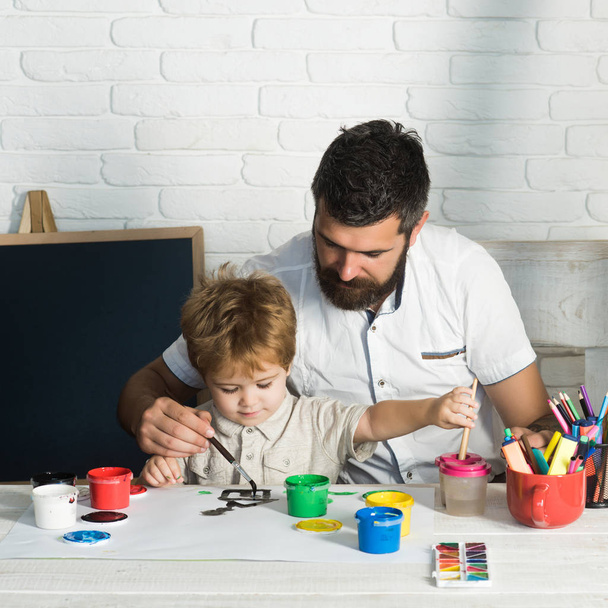 Όνειρο οικογενειακού σπιτιού. Ο πατέρας και ο γιός μαζί ζωγραφίζουν το σπίτι των ονείρων τους σε χαρτί. Δημιουργική δημιουργικότητα. Υποθήκη για το σπίτι, πίστωση για την οικογένεια. Τραπεζική πίστωση και δάνειο για στέγαση. Αγορά ακινήτων. - Φωτογραφία, εικόνα