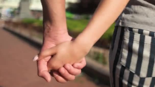 A fiatal házaspár egymás kezében tartja a kezét,. - Felvétel, videó