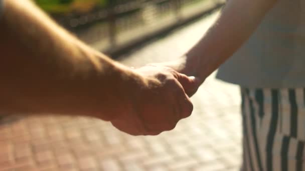 A nyári gyaloglással egy pár kézre tartott romantikus házaspár. - Felvétel, videó