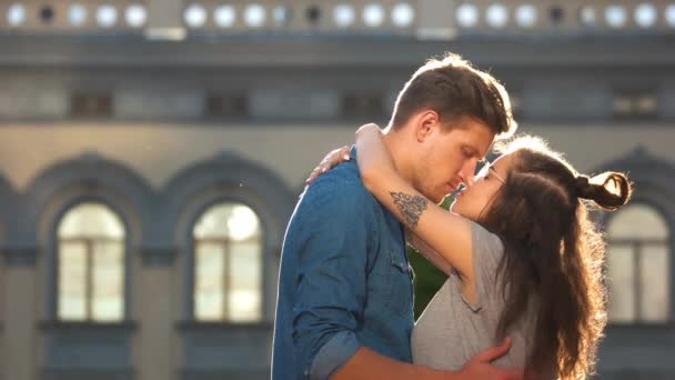 Молода романтична пара цілується на відкритому повітрі
. - Кадри, відео