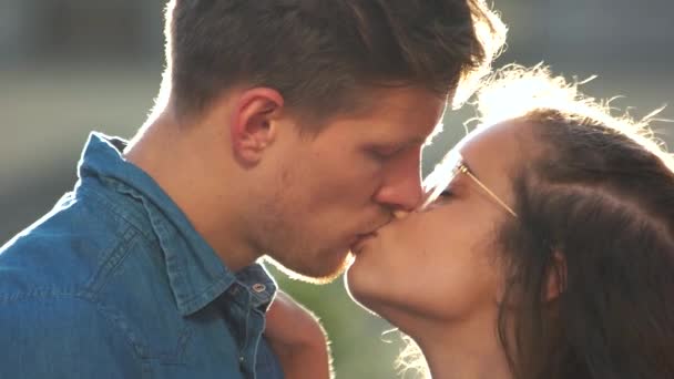 Apasionada pareja de amor besándose en un día de verano
. - Imágenes, Vídeo