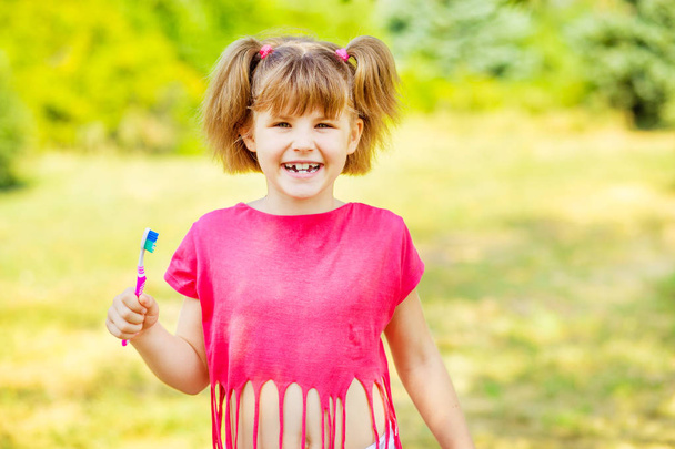 Счастливая маленькая девочка чистит зубы. Гигиена зубов. Здоровое понятие
 - Фото, изображение