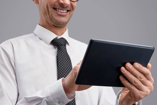 Crop businessman browsing tablet - Zdjęcie, obraz