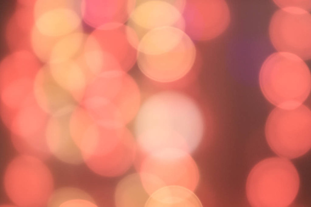 luces de ciudad multicolores fuera de foco fondo borroso, predominancia de luces rojas
 - Foto, Imagen