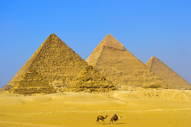 Sfenks ve deve ile Mısır Kahire 'de Giza büyük piramit - Fotoğraf, Görsel
