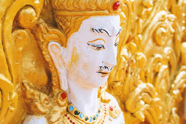 Κλειστό επάνω χρυσό Βούδα κεφάλι πρόσωπο στο ναό - Φωτογραφία, εικόνα