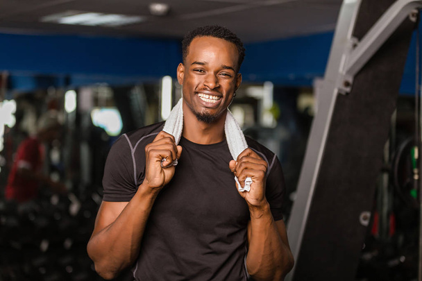 Black African American  young man doing  workout at the gym - Foto, immagini