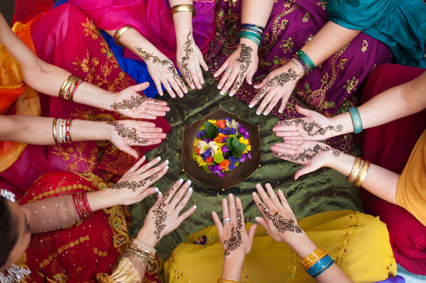Sei paia di mani femminili decorate con hennè disposte in cerchio
 - Foto, immagini