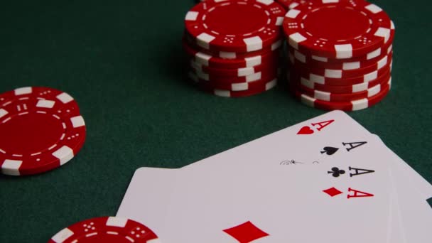Colpo rotante di carte da poker e fiches su una superficie di feltro verde
 - Filmati, video