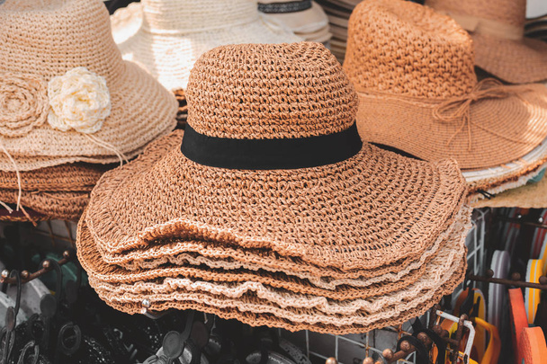 sombreros de verano vendidos en el mercado
 - Foto, imagen
