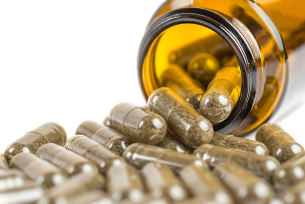 Tabletki leku brązowy w brązowej szklanej butelce na biały backgrou - Zdjęcie, obraz
