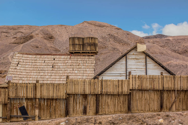 Amerikai vadnyugati fából készült épületek díszítése száraz sivatagi szabadtéri festői táj környezet, a történelmi építészet, mozi tárgy és utazási látnivalók koncepció hely fotózás - Fotó, kép