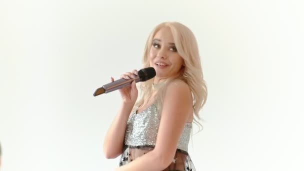 şarkıcı mikrofon ile sahnede - Video, Çekim