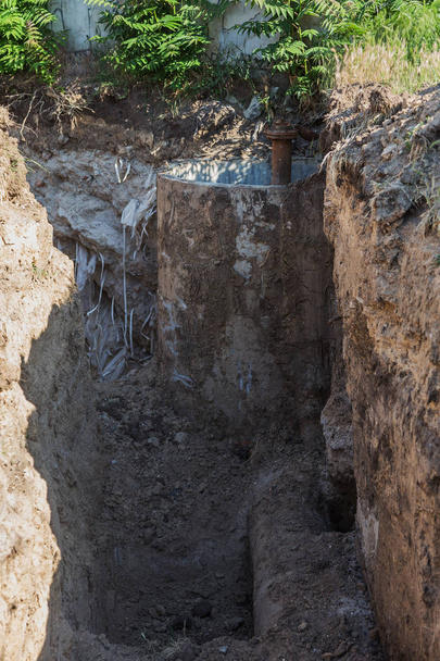 Syvä kaivanto vanha ruosteinen rauta vesiputket, valmis purkamiseen kuluneet ruosteinen vesihuolto
 - Valokuva, kuva