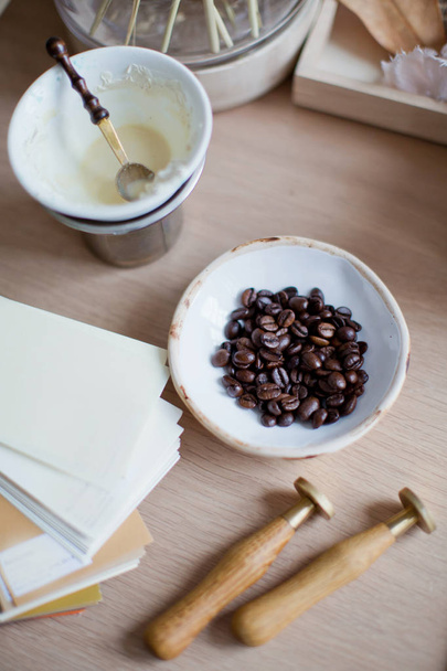 sello de cera, granos de café y papel
 - Foto, Imagen