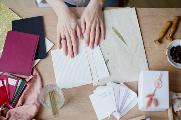 Mujer en el lugar de trabajo eligiendo cartas de papel de colores
 - Foto, imagen