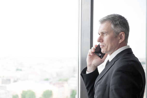 Businessman talking on phone - Фото, изображение