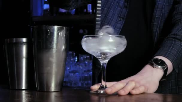 making an alcoholic cocktail at the bar - Footage, Video