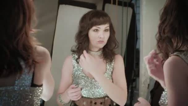Ηθοποιός μπροστά σε καθρέφτη - Πλάνα, βίντεο